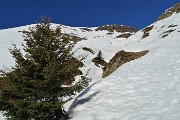 20 In decisa salita seguendo le tracce di escursionisti e scialpinisti